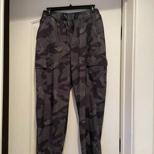 Old Navy Stretch Tech Camo Pants size medium